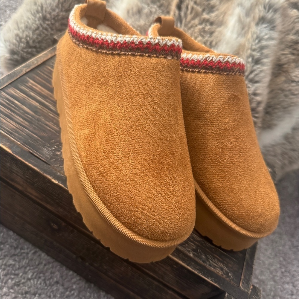 NWOB The Time is Right Platform Mules Tan with Red Trim Size 7